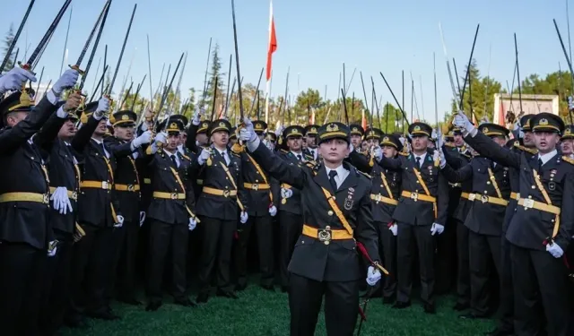 Başkan Tugay’dan TSK’dan ihraç edilen teğmenlere davet: İzmir Büyükşehir bünyesinde çalışmalarını çok isterim