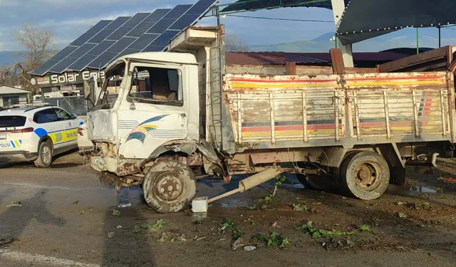 Ödemiş'te kaza: Park halindeki otomobillere çarpan kamyonetin sürücüsü yaralandı