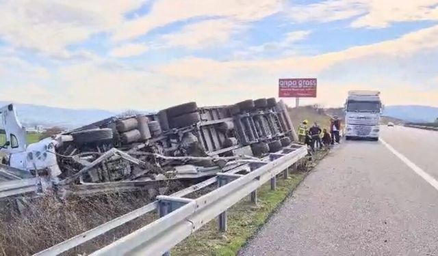 İzmir- İstanbul otoyolunda tır devrildi!