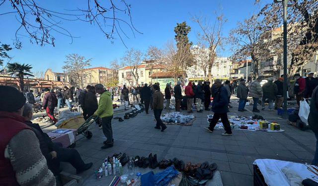 İzmir'de tarihin izlerini taşıyan meydan: Sosyal hayatın kalbiydi, şimdi geçim pazarı