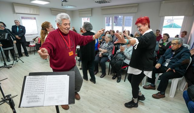 İzmir'de çınarlara dev hizmet: Sağlıklı ve aktif bir yaşam sürüyorlar