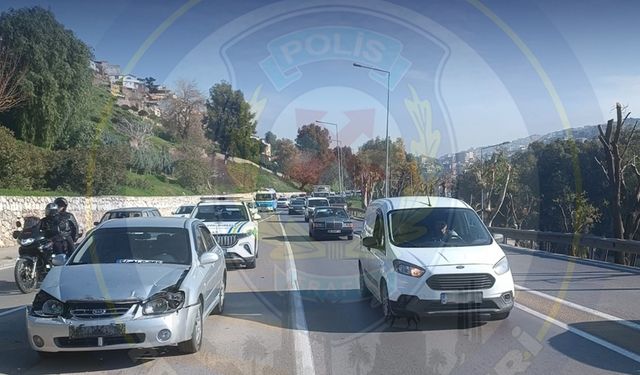 İzmir Trafik Birimleri uyardı: Yeşildere Caddesi’nde zincirleme trafik kazası!