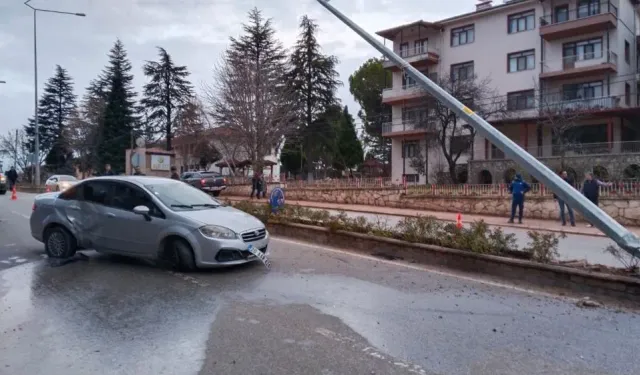 Yol bir süre trafiğe kapatıldı: Kontrolden çıkan otomobil aydınlatma direğine çarparak durabildi