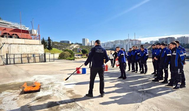 İzmir'de zabıtalara eğitim: Yangına müdahale teknikleri öğretildi