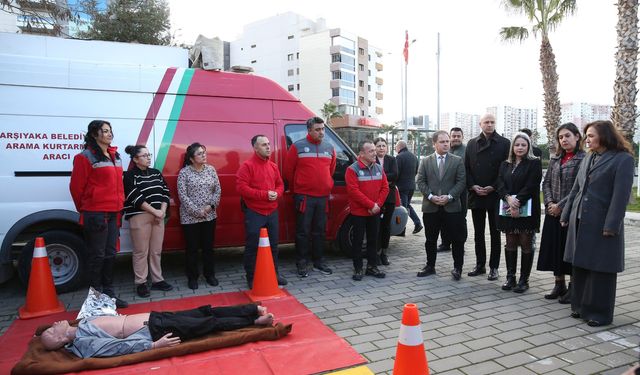 Karşıyaka depreme hazırlanıyor: Başkan Ünsal ve anaokulu öğrencileri tatbikatta