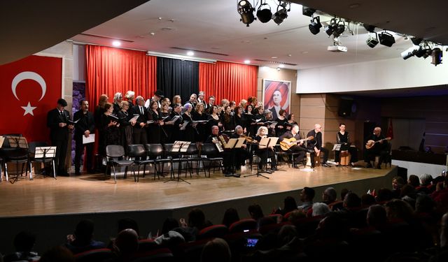 İzmir Rebetiko Korosu Çiğli'de sahne aldı: Konser yoğun ilgi gördü