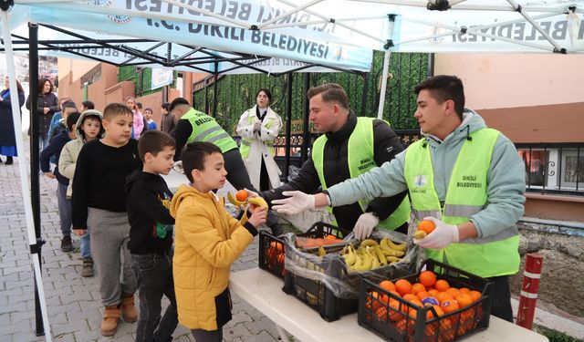 Dikili'de öğrencilere beslenme desteği: Tüm öğrencilere meyve dağıtıldı