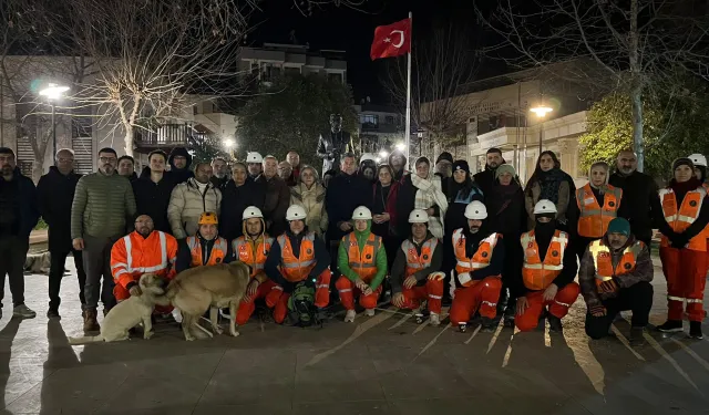 Seferihisar'da anma: 6 Şubat depremlerinde hayatını kaybedenler yad edildi