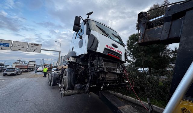 İzmir'de korkutan kaza: Akaryakıt dolu tanker devrildi, bir yolcu yaralandı!