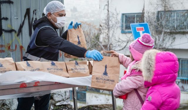 İzmir’de örnek proje: “Anne eli değmiş gibi” beslenme paketleriyle öğrencilere sağlıklı destek