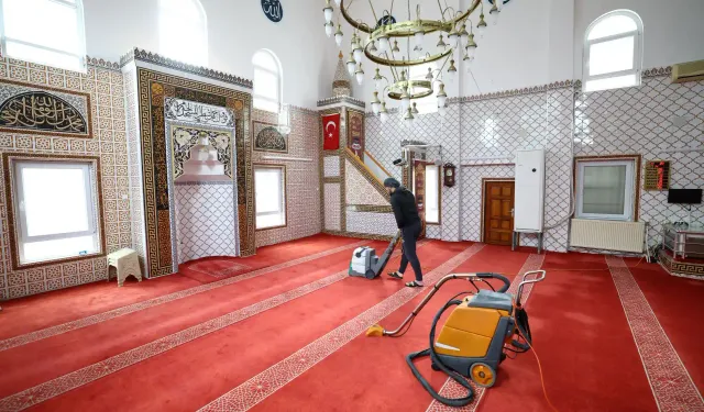 Balçova'da camiler Ramazan'a hazır: Dört koldan temizlik hareketi