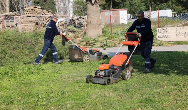 Bayraklı'da parklara büyük bakım: Çimlerden oyun ekipmanlarına kadar her şey yenileniyor