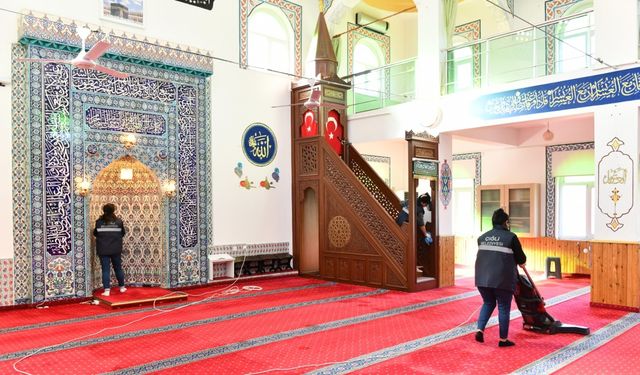 İzmir Ramazan’a hazırlanıyor: Çiğli’deki ibadethanelerde bayram temizliği başladı