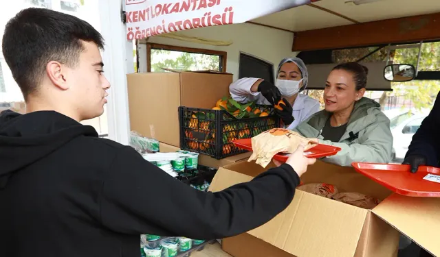 Efes Selçuk'ta çocuklara bir haftalık beslenme kolisi: Hiçbir çocuk öğle yemeğinin derdine düşmesin istiyoruz