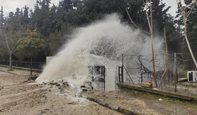 Ekipler seferber oldu: Kuşadası’nda içme suyu isale hattı patladı