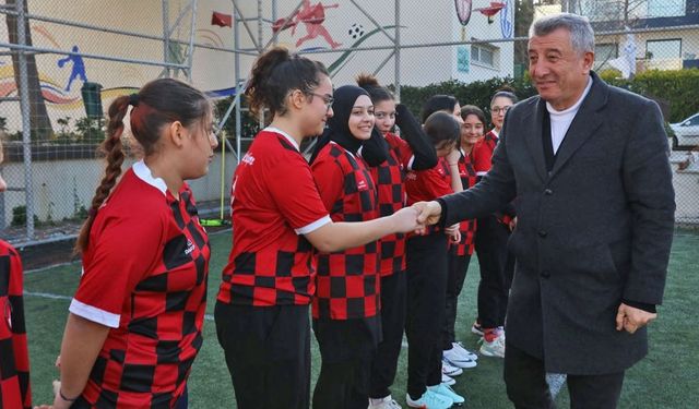 Güzelbahçe'de kız futbolu rüzgarı: Başkan Günay'dan genç futbolculara destek