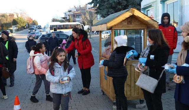 Güzelbahçe Belediyesi’nden öğrencilere sıcak destek: Ücretsiz süt ve simit dağıtılıyor