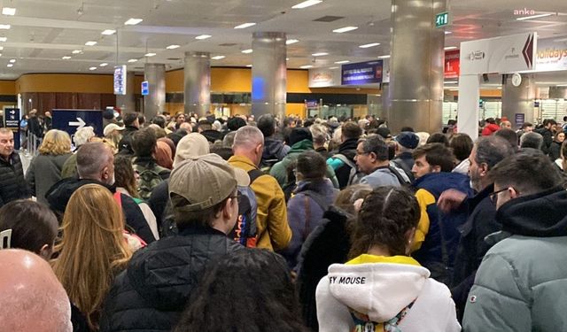 İzmir Adnan Menderes Havalimanı'nda uzun pasaport kuyrukları: Yolcular mağdur!