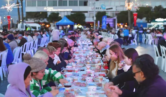 İzmir Büyükşehir'in Ramazan planı hazır: Nakdi yardım ve gıda desteği, iftar sofraları, sıcak yemek dağıtımı...