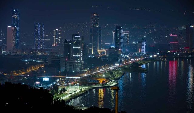 İzmir'in gece görünümü değişiyor: Çevre dostu aydınlatma projesi