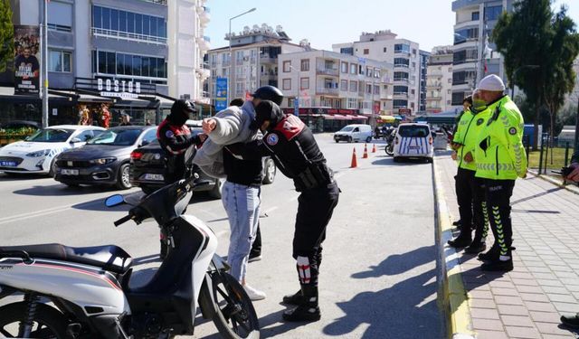 İzmir'de sıkı denetim: Polis ekipleri uyuşturucu, silah ve trafik ihlallerine göz açtırmadı