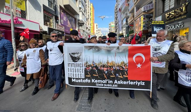 İzmir'de beş teğmen ve üç komutanın TSK’dan ihracı protesto edildi: Ceza verileceğine alkışlanmalıydılar