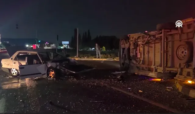 İzmir'deki kaza trafiği kilitledi: Otomobil ile minibüs çarpıştı, 5 kişi yaralandı