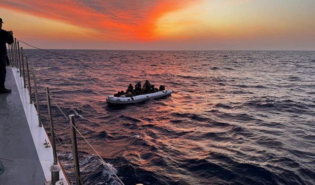 İzmir'de düzensiz göçmen operasyonu: 16'sı çocuk 38 kişi kurtarıldı