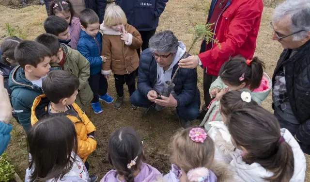 Karşıyaka'da fidan dikme etkinliği: Minikler çevre bilinciyle yetişiyor