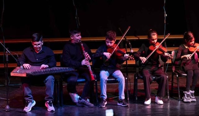 Konak Belediyesi’nden sanat dolu bir gece: 7'den 77'ye her yaştan öğrenci sahne aldı