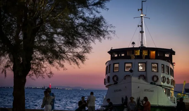 İzmir'de çiftlere romantik sürpriz: Sevgililer Günü'nde canlı müzik eşliğinde Körfez Turu