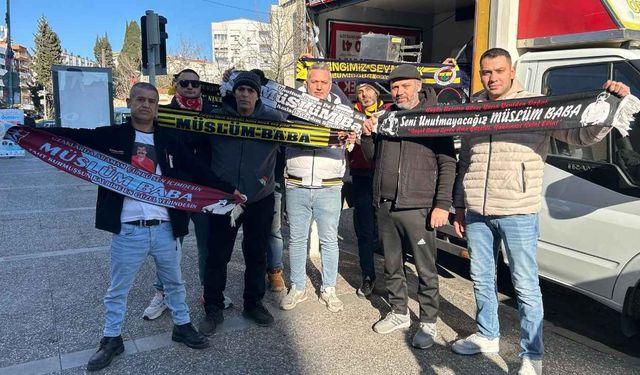 İzmir’de Müslüm Gürses vefatının 12. yıldönümünde anıldı: Lokma ve pilav dağıtıldı