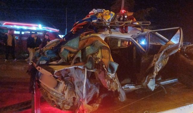 İzmir-Ankara Karayolu’nda kaza: Otomobiller hurdaya döndü