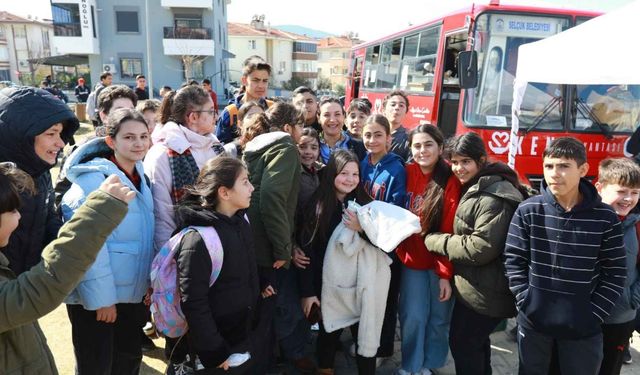 Selçuk'ta öğrencilere 10 TL'ye sağlıklı yemek: İkinci Kent Lokantası Öğrenci Otobüsü açıldı