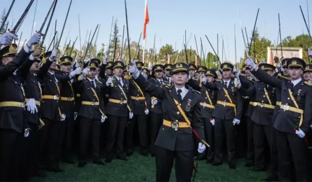 5 teğmenin ihraç edilmesine İzmir Barosu'ndan sert tepki