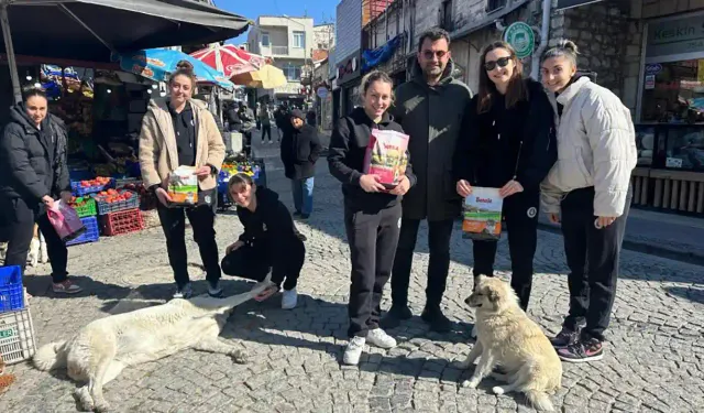 Kadın basketbolunun İzmir temsilcisinden anlamlı hareket: Sokak hayvanlarıyla hayatı paylaşıyoruz