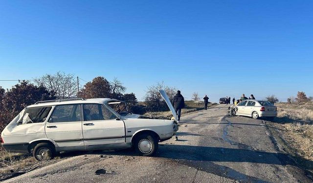 Uşak'ta kaza: İki otomobil çarpıştı!