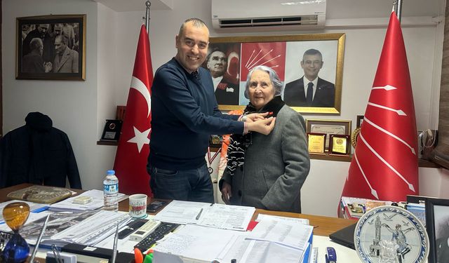 İzmir'de 85 yaşındaki kadın, Ekrem İmamoğlu için CHP'ye üye oldu