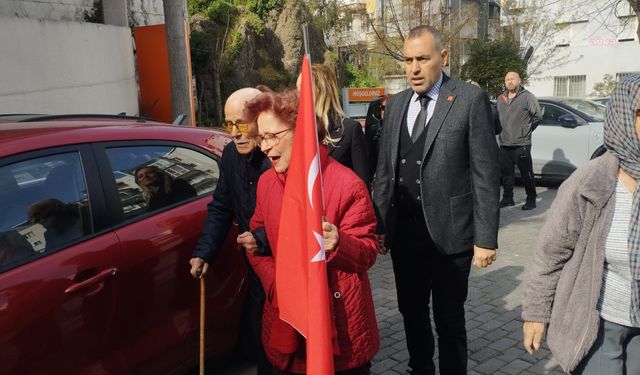 CHP İzmir'in en yaşlı üyesi: 104 yaşındaki Yaylalı, ön seçimde oy kullandı