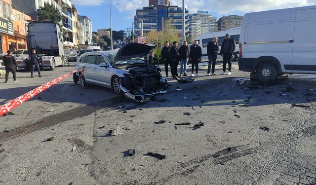 İzmir'de korkutan kaza: 3 araç birbirine girdi, kamyonet devrildi!