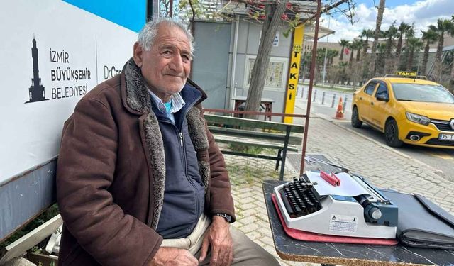 İzmir Adliyesi önünde bir ömür: 40 yıldır vatandaşlara yol gösteriyor