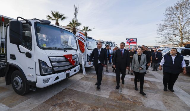 Urla Belediyesi öz kaynakları ile filosunu büyütüyor: Yeni hizmet araçları tanıtıldı