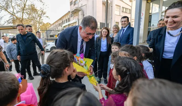 Başkan Tugay'dan Eşrefpaşa Hastanesi’ne ziyaret: Doktorluk her zaman benim kimliğimdir