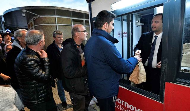 Bornova’da Ramazan bereketi: Başkan Eşki metroda kumanya dağıttı