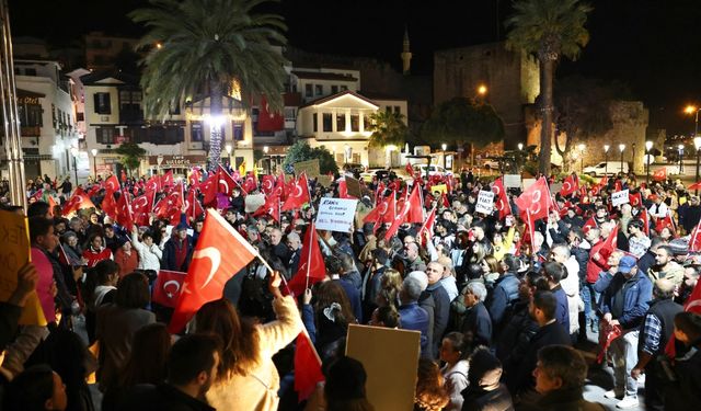 Çeşme demokrasi için yürüdü: Bu bir özgürlük mücadelesidir!