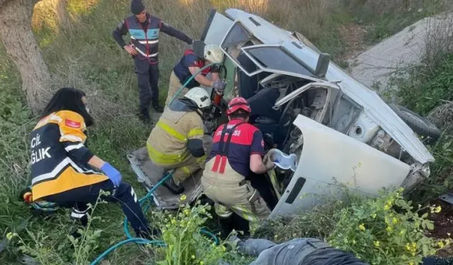 Çeşme'de kaza: Otomobil şarampole devrildi