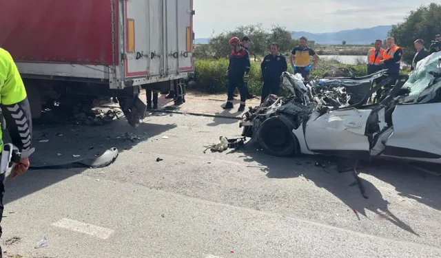 İzmir Çiğli'de feci kaza: TIR'ın altına giren otomobilde can verdi