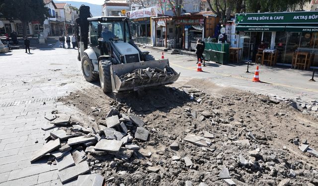 İzmir Büyükşehir'den Foça yatırımı: Meydan yeni görünümüne kavuşacak