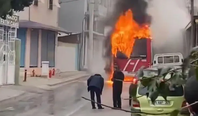 İzmir'de ESHOT otobüsü alev alev yandı: O anlar kamerada