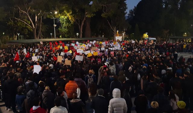 İzmir'de Ekrem İmamoğlu protestosu: Bu daha başlangıç mücadeleye devam!